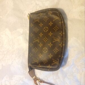 Louis Vuitton wristlet in good condition